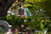 Enterro de vítima do coronavírus no DF