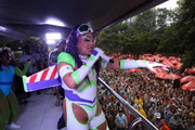 Gloria Groove agita os foliões no Carnaval de São Paulo