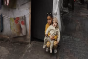 Crianças em um abrigo em Gaza