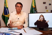 Ainda com Covid-19, Bolsonaro faz live no Alvorada