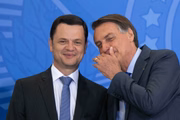 Ex-presidente Jair Bolsonaro ao lado do então ministro da Justiça, Anderson Torres, em fevereiro de 2022