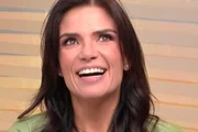 Jornalista da Globo se empolga e canta com Daniel ao vivo; veja