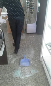 Vitrines foram quebradas para o roubo de produtos