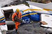 Bombeiro retira o violão da cantora da aeronave
