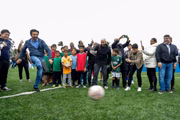 Nunes chuta bola no novo campo