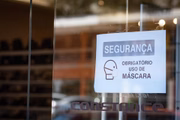 Sem máscara, ninguém entra nas lojas. Comércio espera que promoções da Black Friday leve clientes novamente às compras