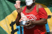 MTST faz manifestação em frente à mansão de Flávio Bolsonaro no Lago Sul, em Brasília