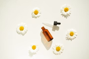 Pele irritada ou olheiras? Confie na sua avó e nos dermatologistas entrevistados e faça um chá gelado