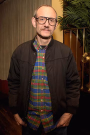 O renomado fotógrafo Terry Richardson já foi acusado várias vezes por assédio. Algumas modelos contam que ele se excedeu durante sessões de fotos, chegando a se masturbar na frente delas ou afirmar que só faria as fotos se elas concordassem em dormir com ele. 