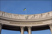 Isso porque o grande território ucraniano impede que investidas militares sejam bem-sucedidas contra a capital russa. Uma Ucrânia aliada à Rússia deixa possíveis inimigos vindos da Europa a mais de 1,5 mil km de Moscou. Uma Ucrânia adversária, contudo, diminui a distância para pouco mais de 600 km