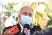 Ministro da Saúde, Marcelo Queiroga, discursa antes da coletiva de imprensa sobre o anúncio da medida de cooperação humanitária internacional