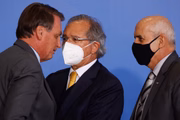 Jair Bolsonaro com Paulo Guedes, em cerimônia no Planalto