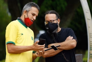 Donos de bares conversam, durante protesto em frente ao Paço Municipal, em Goiânia