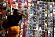 Expositor de máscaras em Goiânia