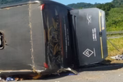 Ônibus de dupla sertaneja capotou após pneu furar