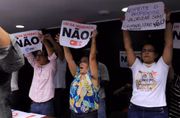 Educadores contrários ao projeto levaram cartazes ao plenário 8, onde ocorreria a reunião