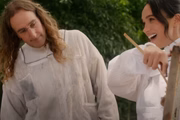 A duquesa de Sussex extrai o mel de uma colmeia no programa