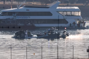 Equipes de resgate no rio Potomac, em Washington, após colisão entre avião e helicóptero