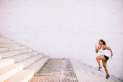 A prática de exercícios nas escadas é indicada pelo profissional