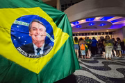 Apoiadores de Bolsonaro se reúnem em frente ao hotel Pestana Rio Atlântica, onde o ex-presidente está hospedado, em Copacabana.