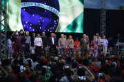 Janja, esposa de Lula, Alckmin (PSB), Márcio França (PSB), Gleisi Hoffmann e Mercadante estão no palco ao lado do ex-presidente