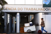 Basta ir a uma das agências do trabalhador