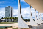 Também é função do presidente exercer atribuições legislativas e administrativas