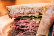 Sanduíche de Pastrami é uma das apostas do chef André Batista