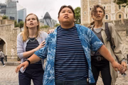 <b>MJ millennial</b>. Se Ned (Jacob Batalon), melhor amigo de Parker, roubou a cena entre os coadjuvantes de De Volta ao Lar, agora quem comanda o núcleo "humano" é MJ. A personagem é completamente remodelada para os novos tempos. Zendaya, atriz e cantora de ascendência africana e europeia, interpreta uma adolescente impetuosa, desconfiada de tudo e de todos – adora uma teoria da conspiração – e perspicaz, especialista em tiradas desconcertantes