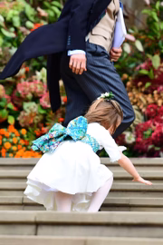 A garota no casamento da princesa Eugenie. Ela sobe as escadarias de um jeito diferente 