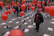 Balões e cartazes com os nomes e rostos dos desaparecidos na guerra entre Israel e Hamas