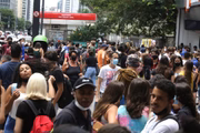 Candidatos chegam para o segundo dia de provas do Enem na Universidade Cruzeiro do Sul, na Avenida Paulista, região central de São Paulo, na tarde de domingo (24/1)