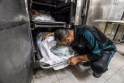 Palestino beija corpo de homem morto no hospital Al-Najjar. Ele perdeu a vida durante o conflito entre Israel e Hamas