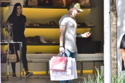 Ele foi flagrado com sacolas na mão na rua Oscar Freire