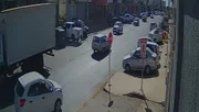 O veículo prata, que vinha longo atrás, para o carro no mesmo lugar em que a caminhonete estava 