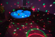 O quarto ainda conta com um globo de luz com cores neon