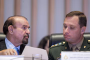 Tenente-coronel Mauro Cid ao lado de advogado Cezar Bitencourt, que fechou o acordo de delação premiada