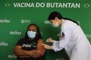 Mônica Calazans, primeira vacinada no Brasil, toma terceira dose da vacina contra a Covid-19