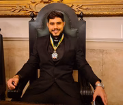 Marlon Barreto posa sorridente com uma medalha