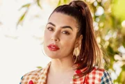 Dentro da casa, o hit “Esqueça-me se For Capaz”, de Marília, foi colocado para animar os participantes. Naiara cantou, dançou e gritou que “Marília tá pra sempre em nossos corações”. O episódio gerou revolta nas redes