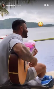 A modelo publicou vídeos do cantor