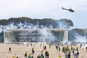 Apoiadores de Bolsonaro invadiram as sedes dos Poderes em Brasília