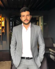 Ele assumiu o namoro publicamente no Instagram