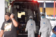 Paciente fica dentro da ambulância por falta de capacidade do hospital