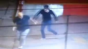 Em imagens é possível ver a vítima se esquivando dos movimentos do agressor