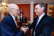 Jair Bolsonaro cumprimenta o senhor Henry “Hank” Paulson, ex-secretário do Tesouro dos Estados Unidos