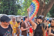 Leques dão o tom entre foliões no bloco Domingo Ela Não Vai, no centro de SP