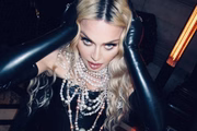 Vídeo: Maquiador de Madonna compra produtos da cantora no RJ