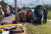A motorista de 32 ficou presa às ferragens após o acidente
