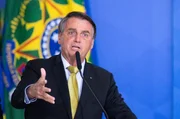 Dentro do Exército, Bolsonaro também integrou a Brigada de Infantaria Paraquedista, serviu como aspirante a oficial no 21º e no 9º Grupo de Artilharia de Campanha (GAC), cursou a Escola de Educação Física do Exército, serviu no 8º Grupo de Artilharia de Campanha Paraquedista e, em 1987, cursou a Escola de Aperfeiçoamento de Oficiais